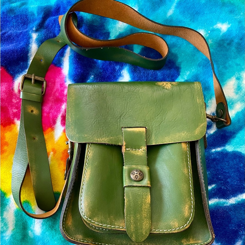 Patricia Nash distressed green leather small satchel/crossbody.